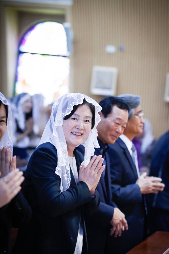 문재인 대통령 미사드리는 모습.jpg | 인스티즈