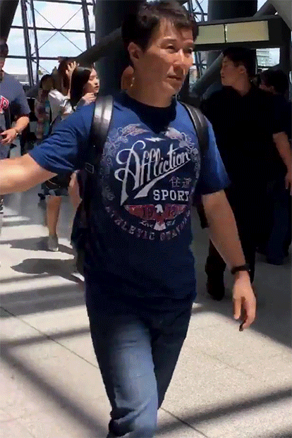 트와이스 미나 미국 JFK공항에서 엄청 짧은 핫팬츠.gif | 인스티즈