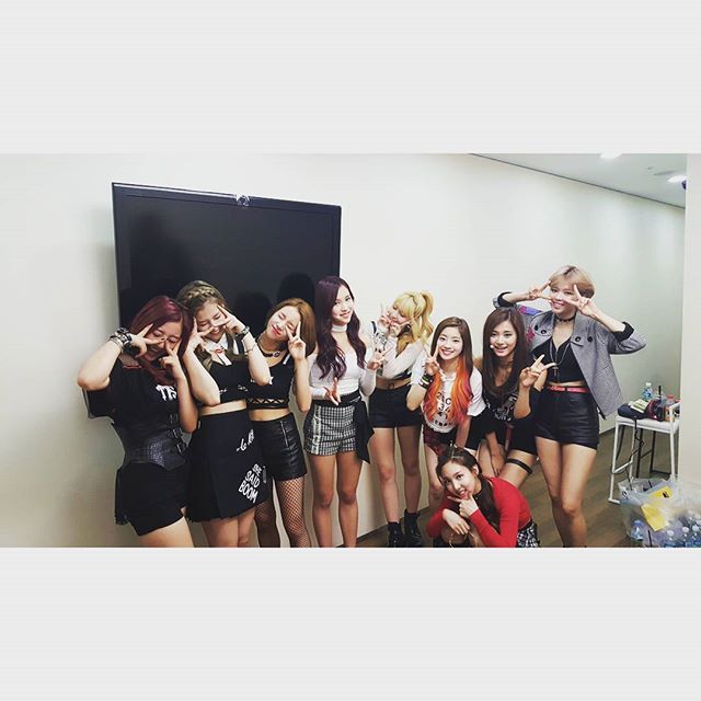 [트와이스] 1주년 기념 멤버 단체 짤 모음.jpg | 인스티즈