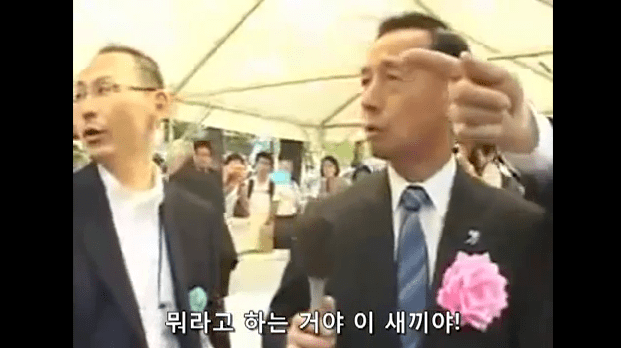 야스쿠니 신사에서 참배하는 일본인들에게 일침 날리는 캐나다인.jpg | 인스티즈