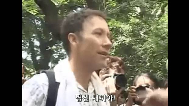 야스쿠니 신사에서 참배하는 일본인들에게 일침 날리는 캐나다인.jpg | 인스티즈