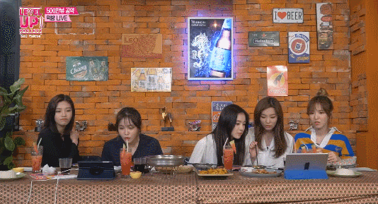 먹방중 방송 끝난다니깐 급하게 먹는 슬기.gif | 인스티즈
