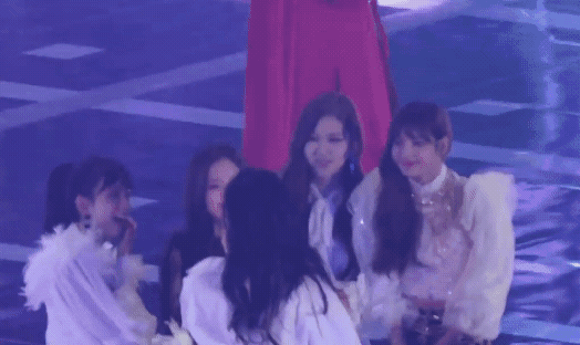 후배들에게 90도로 인사하는 11년차 가수 선미 | 인스티즈