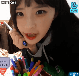 카메라에 들이미는 송하영.gif | 인스티즈