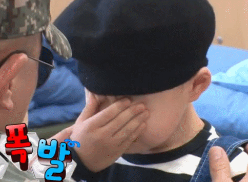 [슈퍼맨이돌아왔다] 눈물을 참으며 군인체험하는 만세!.gif | 인스티즈