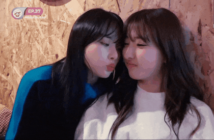 장난으로 뽀뽀 할려는 걸그룹.gif | 인스티즈