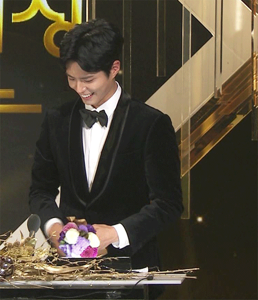 송중기한테 휴지 배달 가는 박보검.gif | 인스티즈