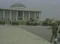 [영화택시운전사] 영화에 나오지 않은 위르겐 힌츠페터 기자의 뒷이야기.GIF | 인스티즈