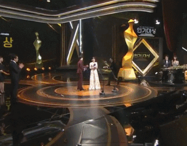 송중기한테 휴지 배달 가는 박보검.gif | 인스티즈