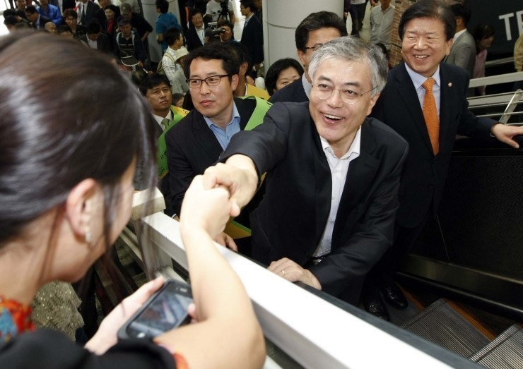 문재인이 여성들에게 인기있는 이유 중 하나라고 생각되는 것.jpg | 인스티즈