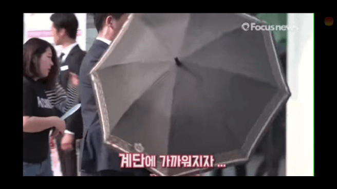 계단 올라갈때 치마 가려주는 경호원.gif | 인스티즈