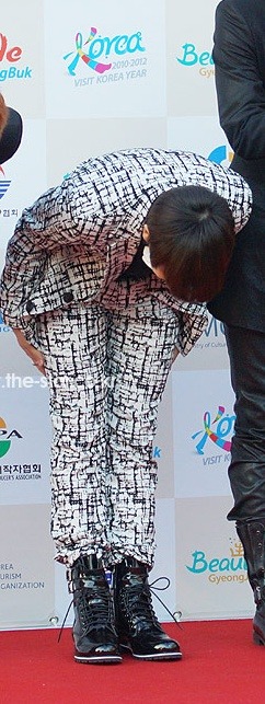 연예계에서 예의 바르기로 유명하다는 보이그룹 멤버.jpg | 인스티즈