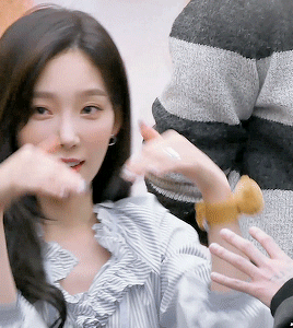 태연이 팬을 대하는 자세.GIF | 인스티즈