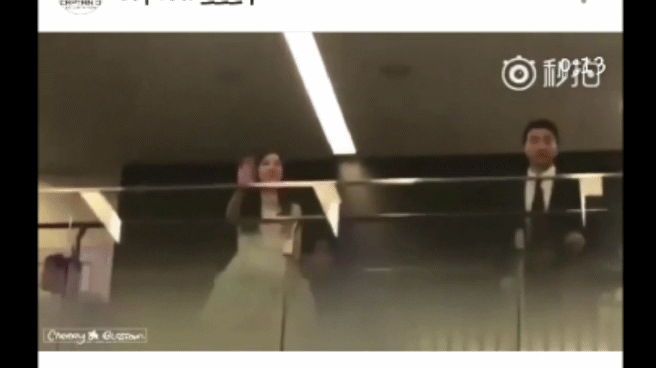 계단 올라갈때 치마 가려주는 경호원.gif | 인스티즈