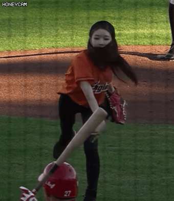 눈치보는 청하.gif | 인스티즈