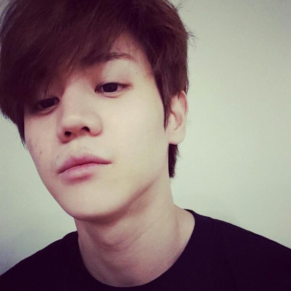 연예계에서 예의 바르기로 유명하다는 보이그룹 멤버.jpg | 인스티즈