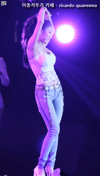 영국 런던에서 자신에 관한 이야기를 들은 정우성 . GIF | 인스티즈