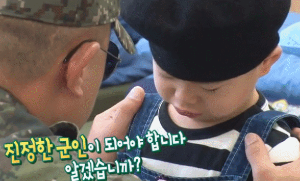 [슈퍼맨이돌아왔다] 눈물을 참으며 군인체험하는 만세!.gif | 인스티즈