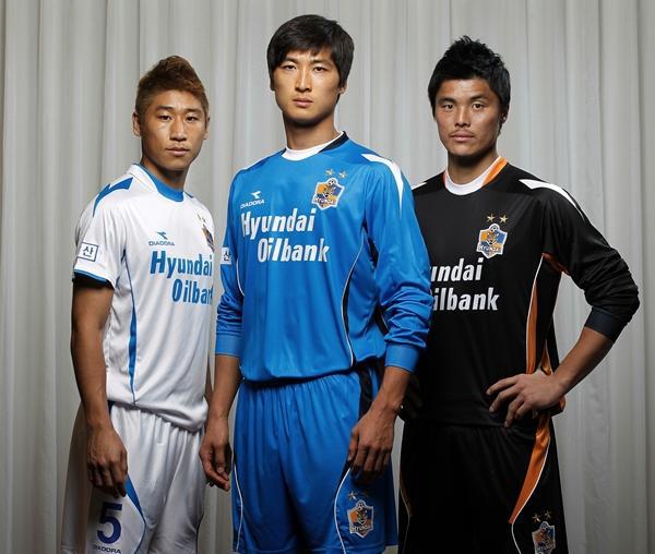 울산 현대가 유니폼의 정체성을 다시 찾기까지 방황했던 나날들.jpg | 인스티즈