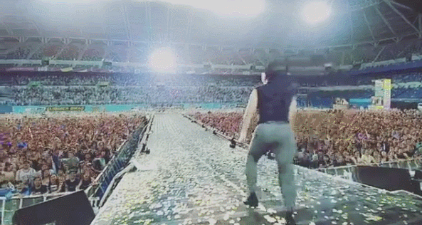 가수콘서트에 가서 가수를 안보는 경우.gif | 인스티즈