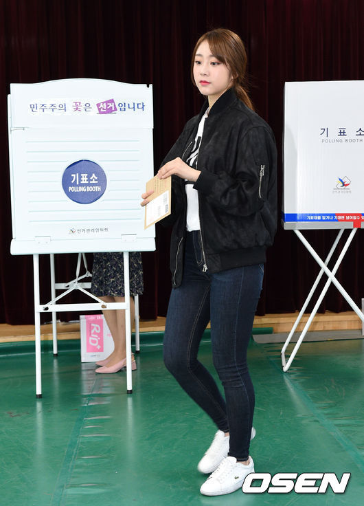 투표하는 러블리즈. jpg | 인스티즈