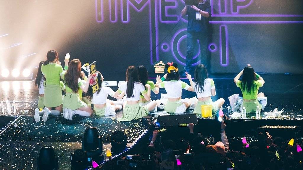 쓸쓸해 보이는 아이오아이 의 뒷모습 | 인스티즈