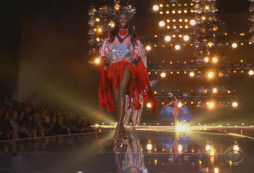 2015년 빅토리아 시크릿 패션쇼가 엄청 욕 먹은 이유. gif | 인스티즈