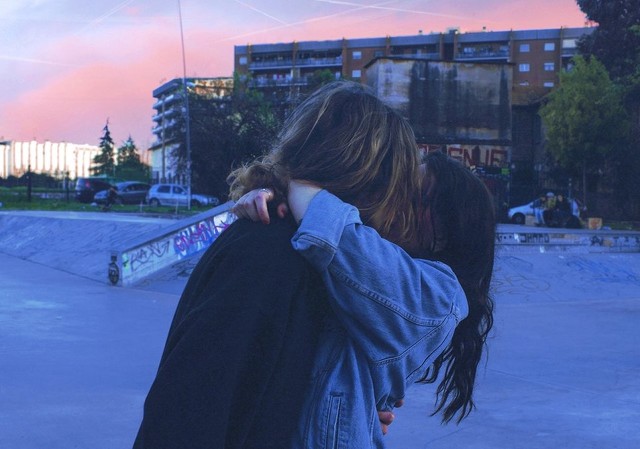 보랏빛 하늘 아래 위태로운 청춘 | 인스티즈