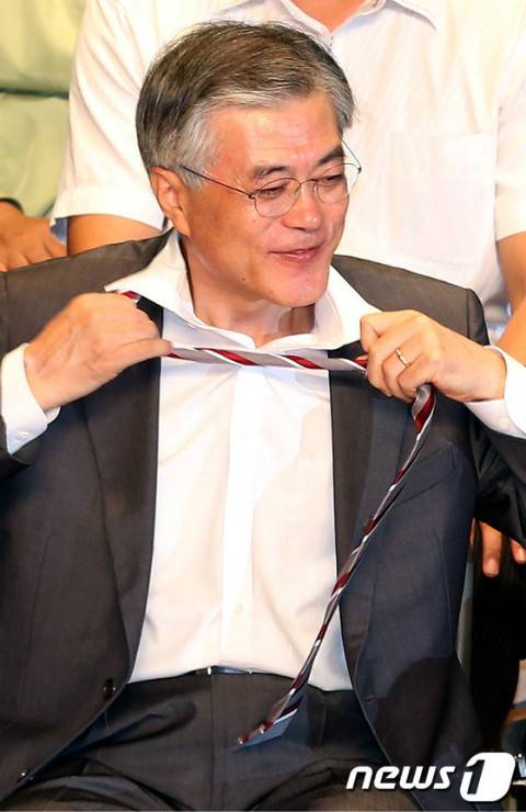 문재인이 여성들에게 인기있는 이유 중 하나라고 생각되는 것.jpg | 인스티즈