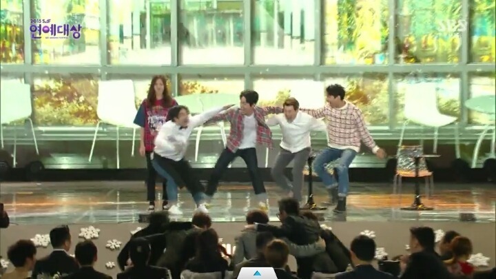 sbs 연예대상 축하무대할 때마다 항상 호응 잘해주는 런닝맨 팀 | 인스티즈