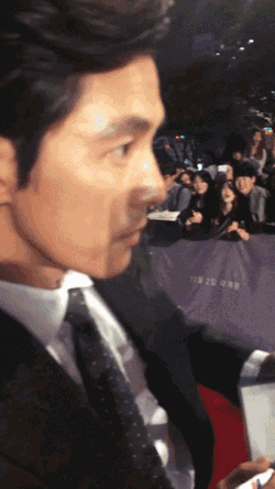 영국 런던에서 자신에 관한 이야기를 들은 정우성 . GIF | 인스티즈