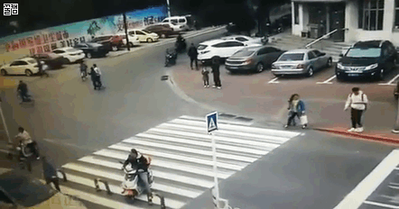 아주 위험한 중국 횡단보도 사고영상.gif | 인스티즈