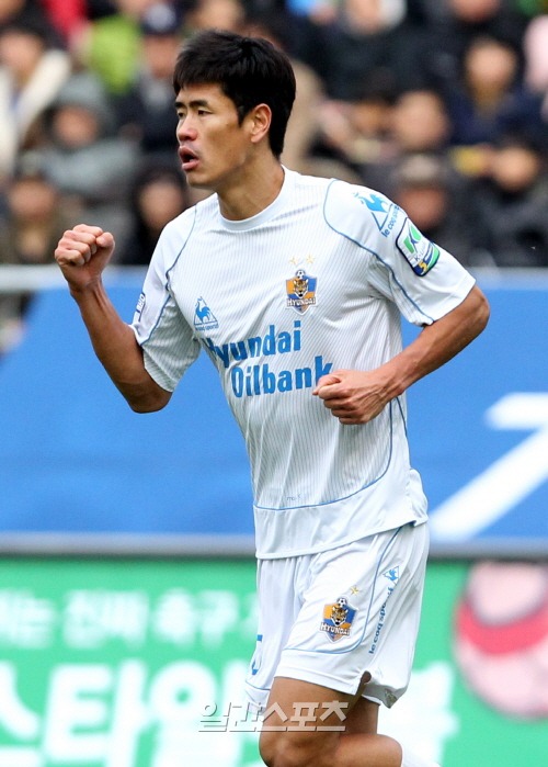 울산 현대가 유니폼의 정체성을 다시 찾기까지 방황했던 나날들.jpg | 인스티즈