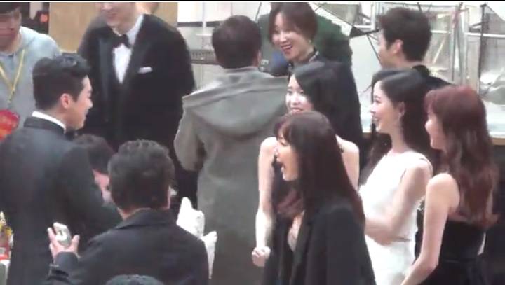 sbs 연기대상에서 다시 만난 조정석 아이유(feat.서현 강한나) | 인스티즈