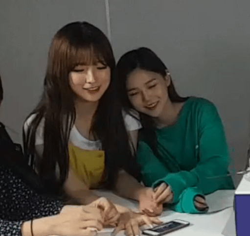 언니들 무는 아린이.gif | 인스티즈