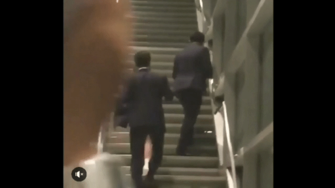 계단 올라갈때 치마 가려주는 경호원.gif | 인스티즈