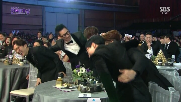 sbs 연예대상 축하무대할 때마다 항상 호응 잘해주는 런닝맨 팀 | 인스티즈