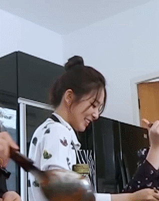 요리하면서 배가 많이 고팠던 슬기.gif | 인스티즈