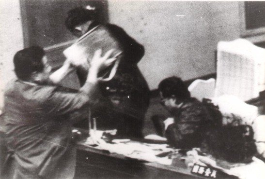 국회에서 오물을 투척하는 김두한 | 인스티즈