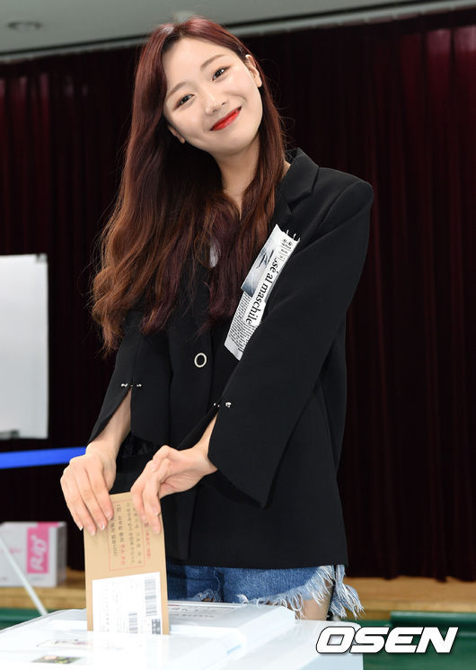 투표하는 러블리즈. jpg | 인스티즈