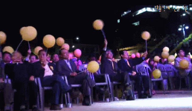 [문재인대통령] 이니가 알랴주는 공연 제대로 즐기는 법.gif(데이터주의) | 인스티즈