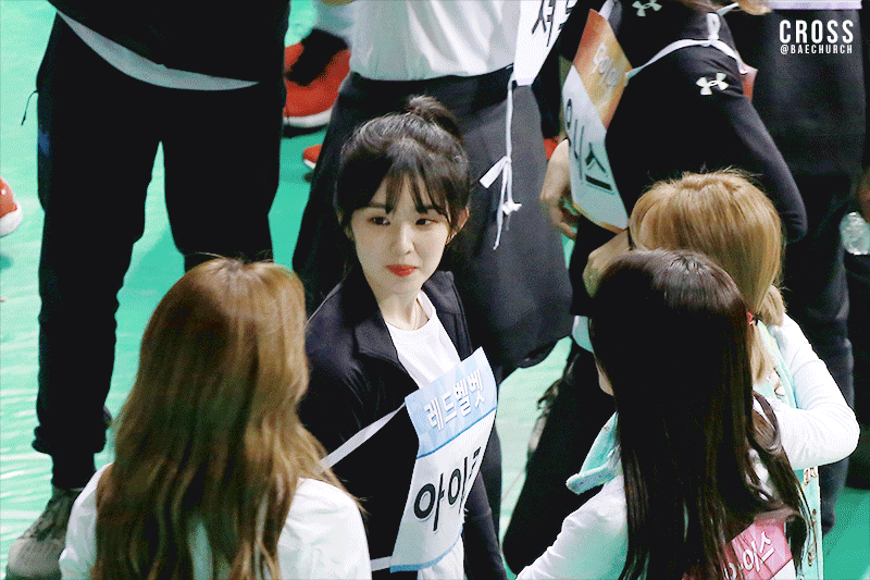 나연이에게 하트 선물받고 좋아하는 아이린 ㅋㅋㅋㅋ.gif | 인스티즈