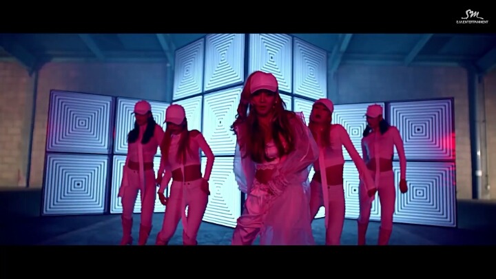 소녀시대 효연의 아리아나 그란데 무대 의상과 헤어 스타일 표절 의혹 | 인스티즈