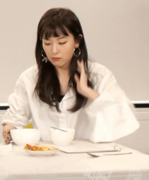 브이앱 방송에서 엄청 잘먹는 슬기.gif | 인스티즈