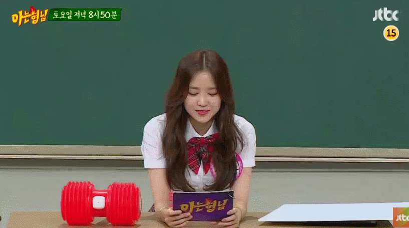 상어떼 앞에서 피뿌리는 손나은.gif | 인스티즈