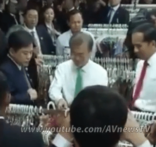 옷 골라주는 문재인 대통령.gif | 인스티즈