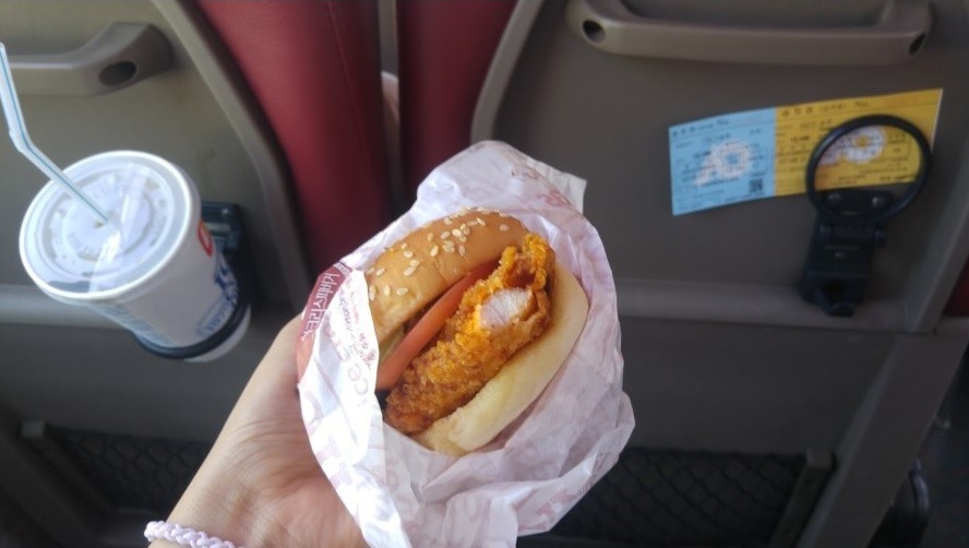 고속버스에서 햄버거 먹어도 된다 vs 매너없다.jpg | 인스티즈