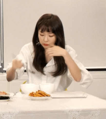 브이앱 방송에서 엄청 잘먹는 슬기.gif | 인스티즈