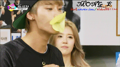 남녀아이돌이 종이 옮기기 하는데 1도 쿠크 안 깨짐.gif | 인스티즈