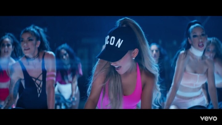 소녀시대 효연의 아리아나 그란데 무대 의상과 헤어 스타일 표절 의혹 | 인스티즈